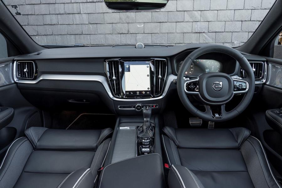 Торпедо Volvo S60 T5 R-Design 2019 года  (UK) (фото 8 из 40)